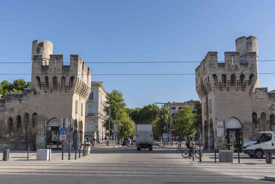 Francia - Avignon 006 - Puerta de La República.jpg